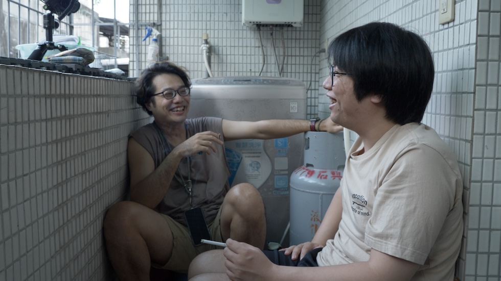 巫宗憲和俊奇經常聊天,因此培養了深厚的友誼。(2024年6月2日拍攝)