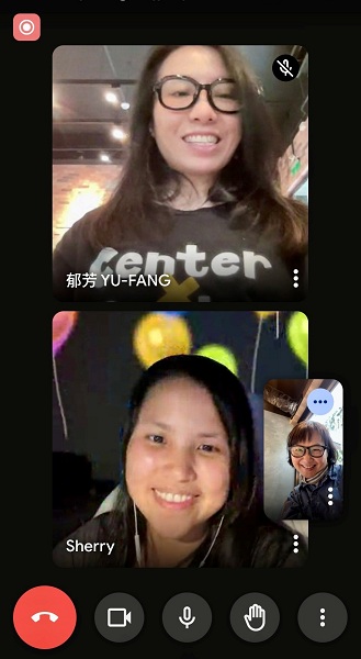 主理「Center x Center」的「腸腸」陳儀瑾（下）與「小同學」莊郁芳（上），平時一人在美國，一人在台灣，時差正好可以提供日夜輪班的服務。圖為本文作者採訪時所攝。