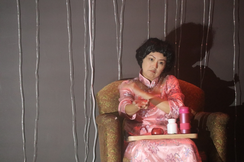 禤思敏於亞特蘭大藝穗節大放異彩的獨角戲《與德曼莎共舞》。（圖片來源／國藝會補助成果檔案庫）