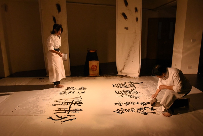 腸腸（左）和她的麵包師父共演的作品《粉墨》，2020小劇場學校十週年聯演「物以類劇」。（圖片來源／國藝會補助成果檔案庫）