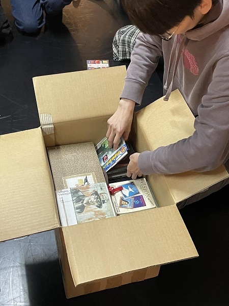 「月月有知識小會」之文獻採集整理實作練習工作坊中，卓明遺留的紙箱在眾目睽睽下開封。（攝影／林乃文）