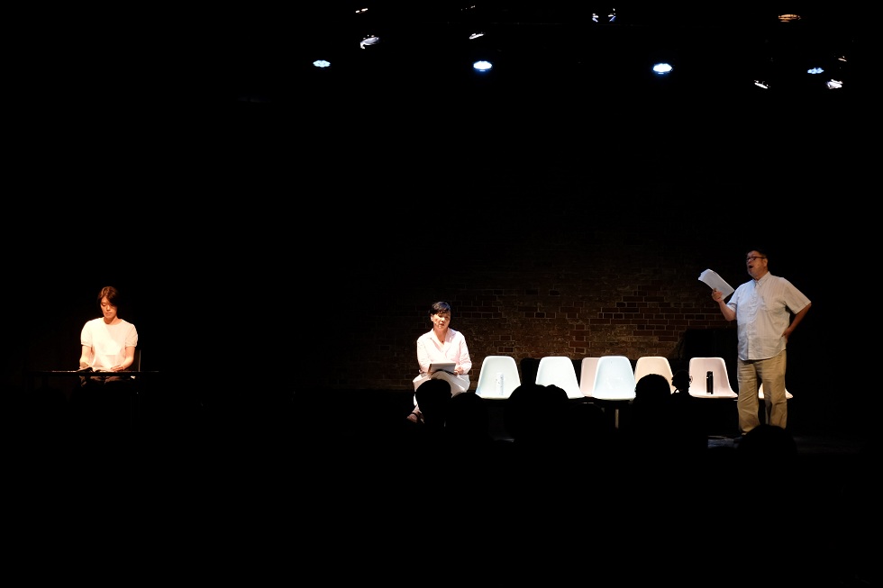 《正常父母》讀劇演出，西門紅樓，2025。左起為編導鄧九雲，演員王琄、羅北安。（攝影／陳詩韻）