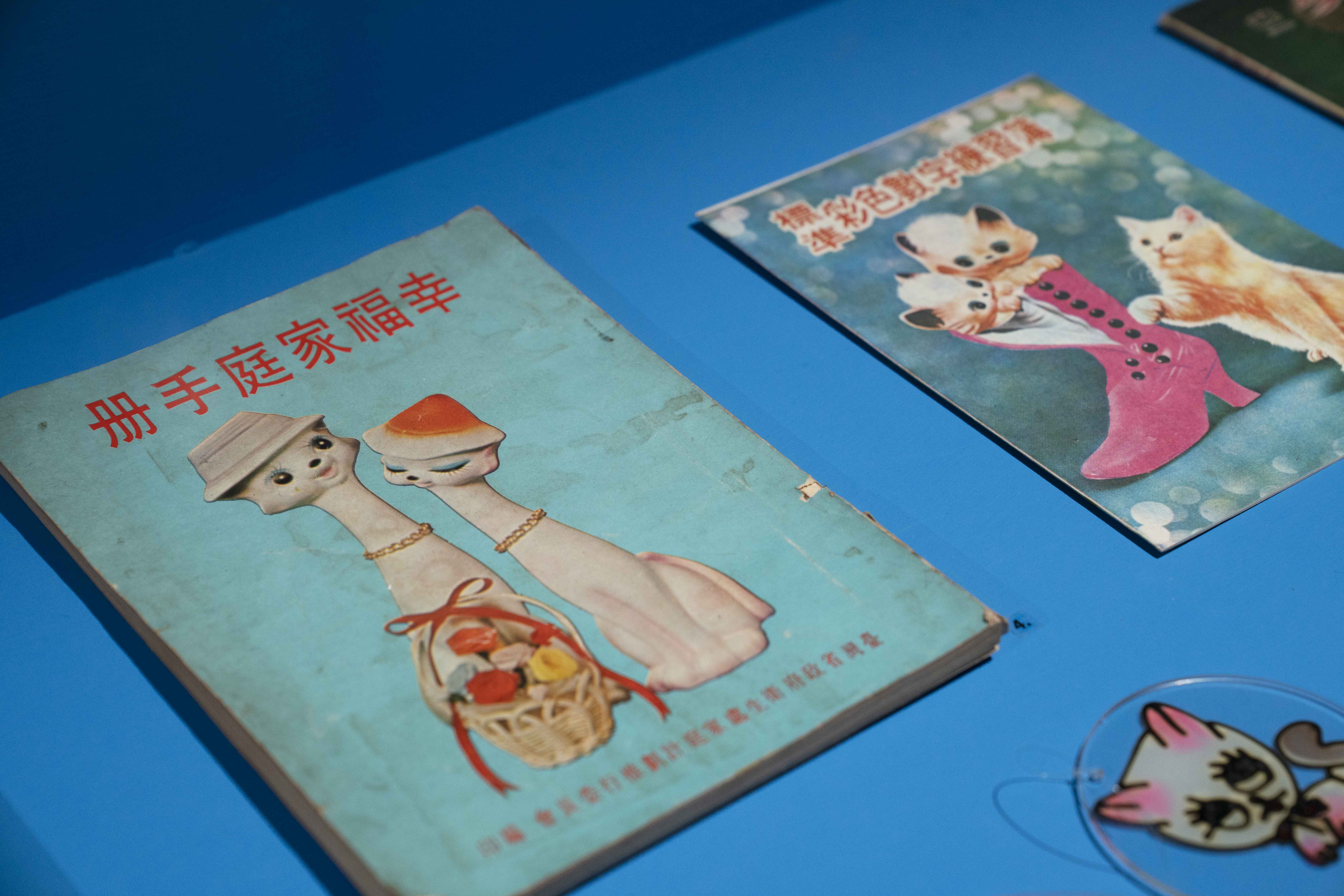 謝佳瑜在個展「露露藝品社」中同步展示的收藏品，包括印上常見藝品圖像的「幸福家庭手冊」等。（攝影／林彥翔）