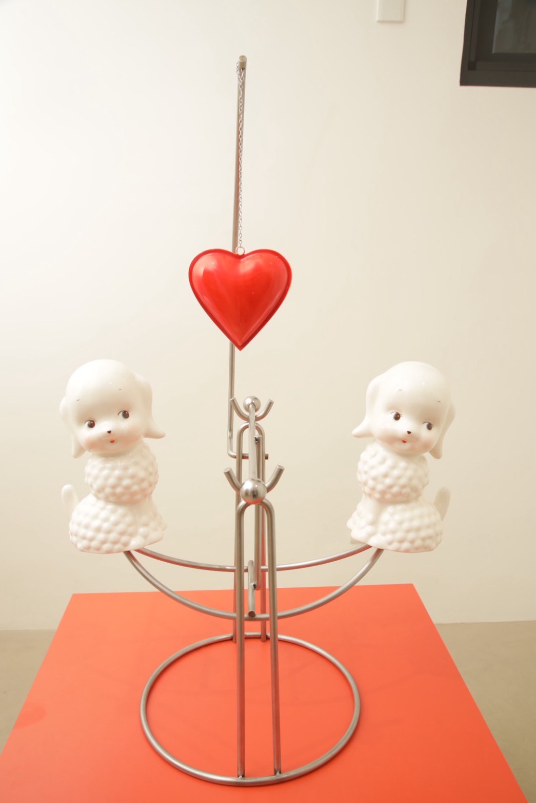 《幸福天秤》，瓷土、白鐵、鋅合金，54×41×91 cm，2025。（應力空間提供）