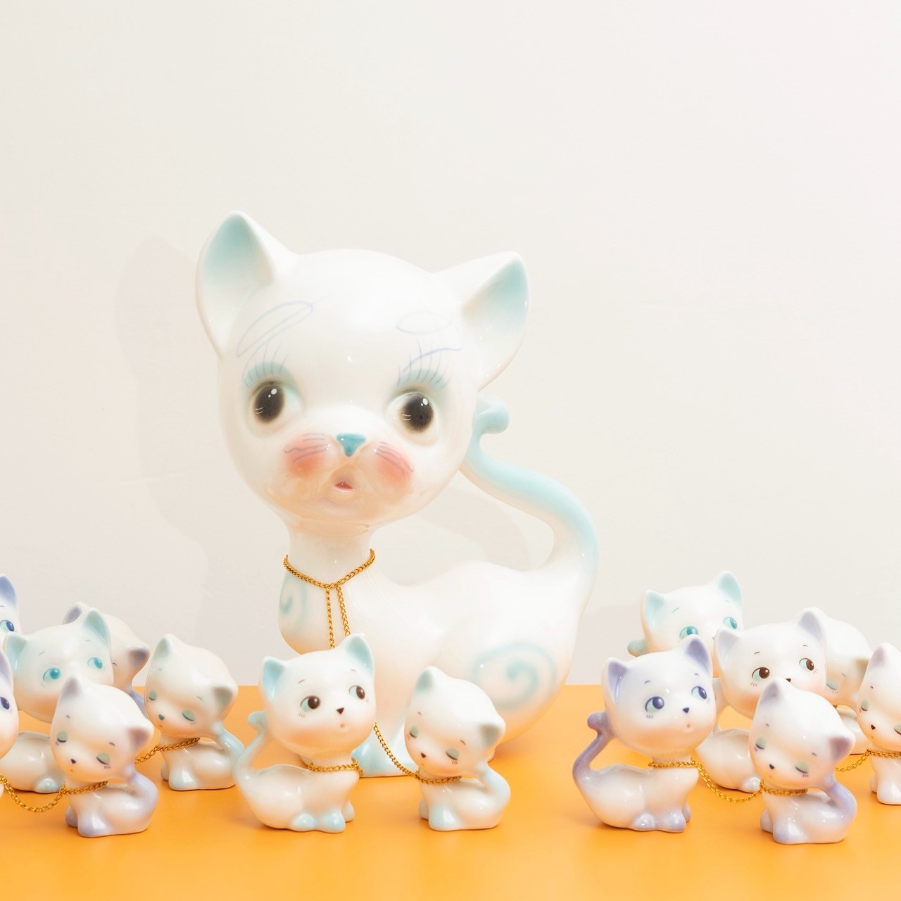 《親子貓8》，瓷土、鋁鏈，50×25×16 cm，2025。（應力空間提供）