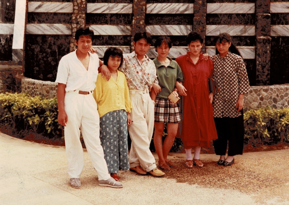 黃璽的爸爸、媽媽（左一、左二）和部落朋友出遊，這時候黃璽還沒有出生。