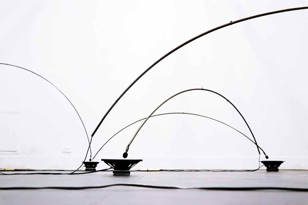 同樣操玩麥克風回授,有如「口耳相傳」遊戲般的《Cross》,2021。(張欣語提供)