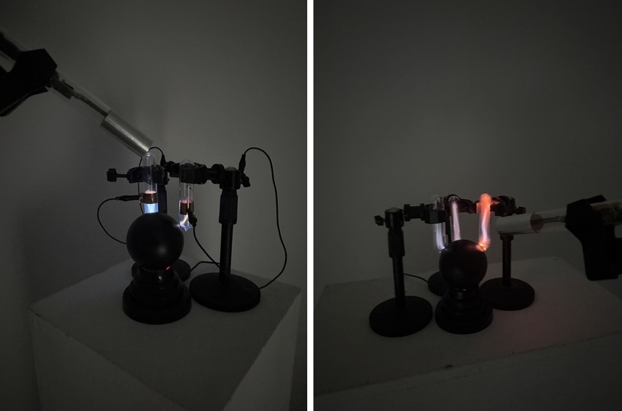 《惰氣共鳴》的玻璃管內裝著不同氣體,透過高壓電擊激發氣體發光。(張欣語提供)