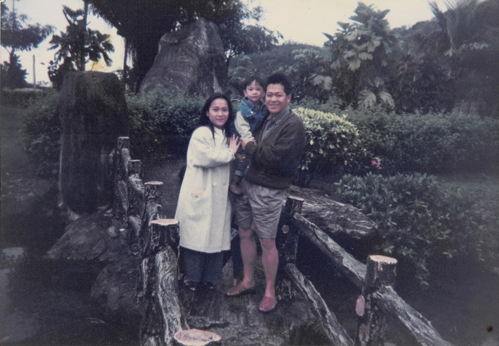 童年時期的黃璽與爸爸媽媽。
