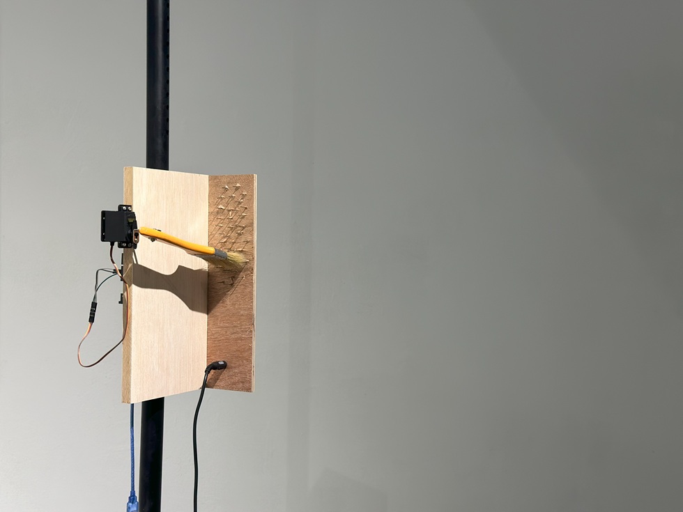 輕巧可愛的作品《雨林》,油漆刷在釘滿釘子的木板上來回輕刷發出如雨的聲響。(攝影/王欣翮)