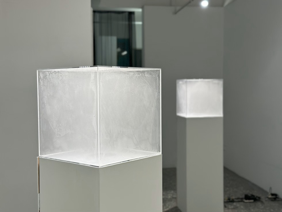 《Myst (Box version)》充滿水霧的壓克力盒子裡乍看什麼都沒有,卻不斷發出低鳴,宛如空間中有個看不見的怪物正逼近。(攝影/王欣翮)