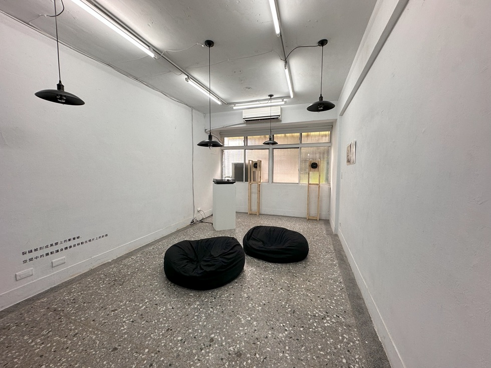 《裂縫中的餘震》將裝有麥克風的滑板溜過路面的裂縫,錄下聲響刻製成黑膠唱片。(攝影/王欣翮)