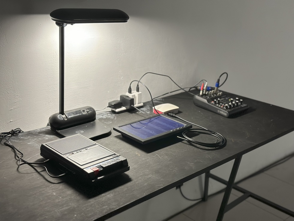 頂樓的《太陽日記》帶觀眾聆聽太陽磁場的記錄,感受宇宙的時間。(攝影/王欣翮)