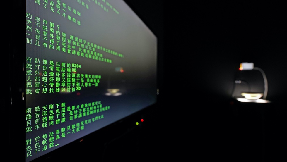 於2020台北數位藝術節製作的《愛》,將網路論壇中情感濃烈的文章,轉換成喇叭開開關關的聲響。(台北數位藝術節提供)
