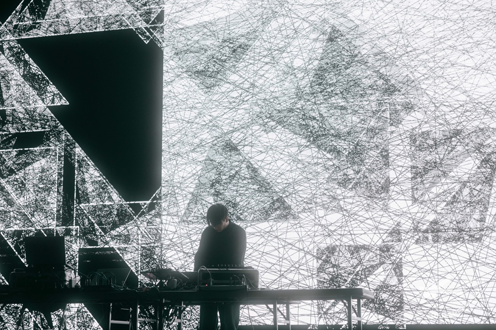 張欣語於「透視:音像藝術展演」演出,台北流行音樂中心,2025。(透視音像藝術提供,攝影/吳璨)