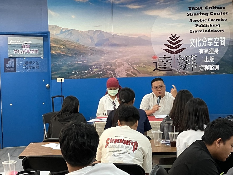 於台灣文學館所舉辦的文學營隊擔任講師，另一位講師是達德拉凡．伊苞。