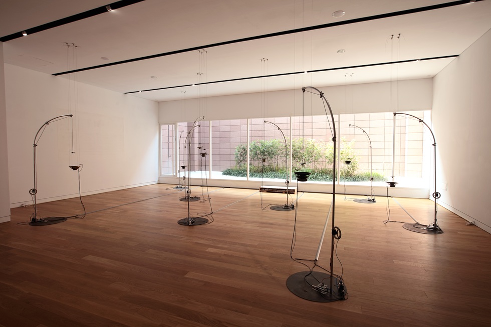 由麥克風回授現象發展出來的裝置《Feeding》,2020。(高雄市立美術館提供)