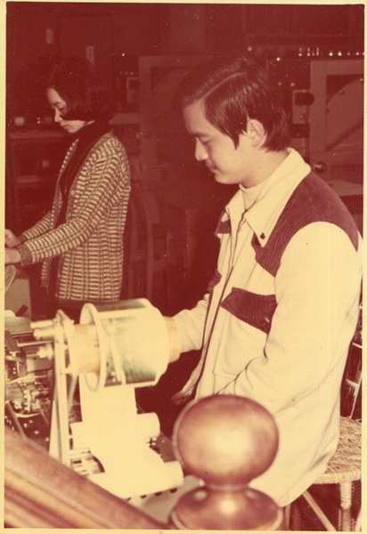 小廖正進行照片品管，使用卷軸快速瀏覽照片，將不合格的照片做上記號。