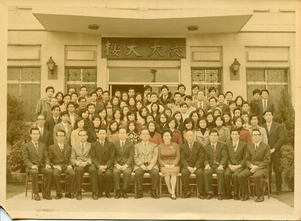 小廖與阿美年輕時工作的沖印公司「菱天」，是台灣前輩攝影家李鳴鵰（廖瞇的三叔公）所開設。第一排中央為李鳴鵰與妻子廖月，小廖與阿美在後排員工中。