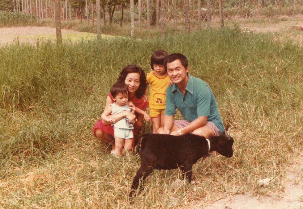 兒時的廖瞇與爸媽、弟弟還有羊，攝於台南媽廟。