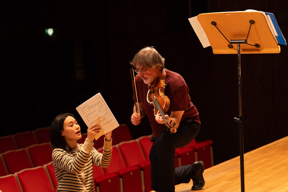 林佳瑩與馬克.丹奈爾於演前彩排。(意傑藝術提供)