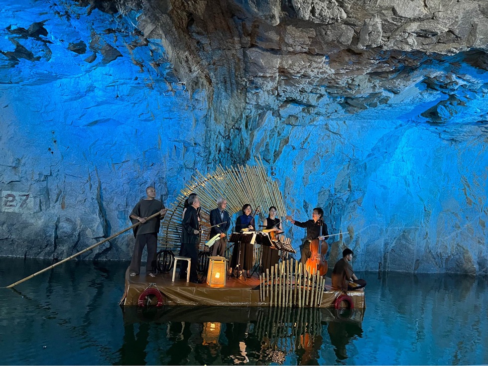 《穿越岩水間:空時與鏡花》以金門翟山坑道的場域聲響及戰地歷史為靈感。由許遠東先生暨夫人紀念文教基金會及弦外之音團共同委託創作,2024金門坑道音樂節。