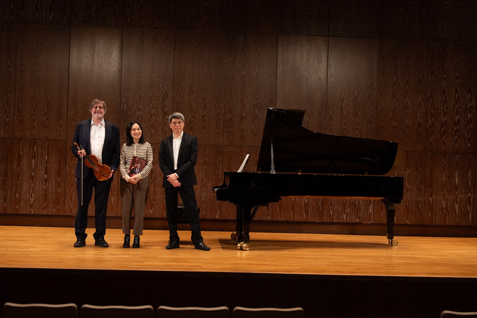 《拱體圖騰之夢》於「Marc Danel的春季歌詠」首演,國家兩廳院演奏廳,2025。左起為小提琴家馬克.丹奈爾、作曲家林佳瑩、鋼琴家李昀陽。(意傑藝術提供)