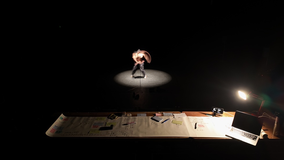 今年春季到都柏林舞蹈節駐村，一個人待在偌大的薩繆爾．貝克特劇場（Samuel Beckett Theatre）裡。