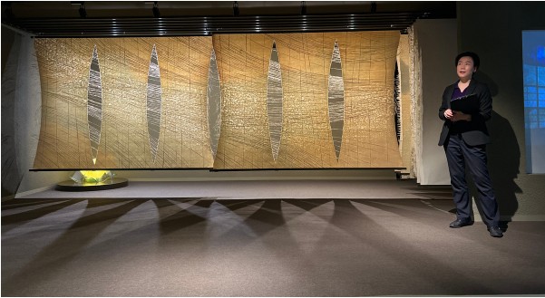 2023年於橫濱演出《捺撇》後，拜訪了日本和紙老師堀木惠理子（Eriko Horiki）的工作室。