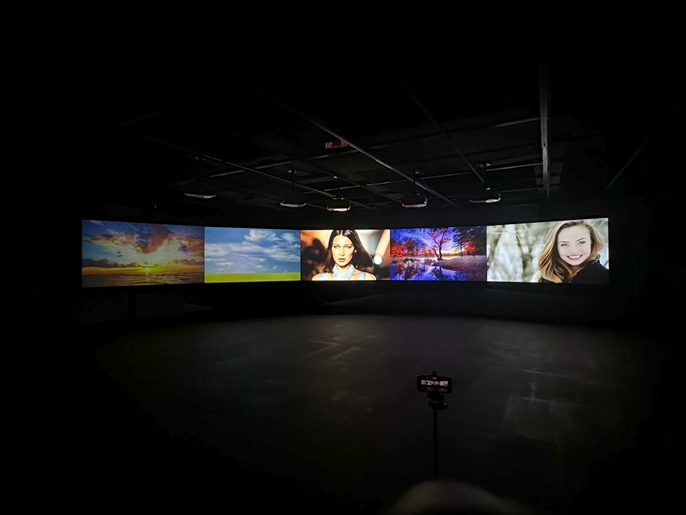 《索引潛流》中的影像並非對真實的再現,而是藝術家透過搜尋引擎與程式控制,調用數量龐大的影像疊加而成。(攝影/蘇嘉瑩)