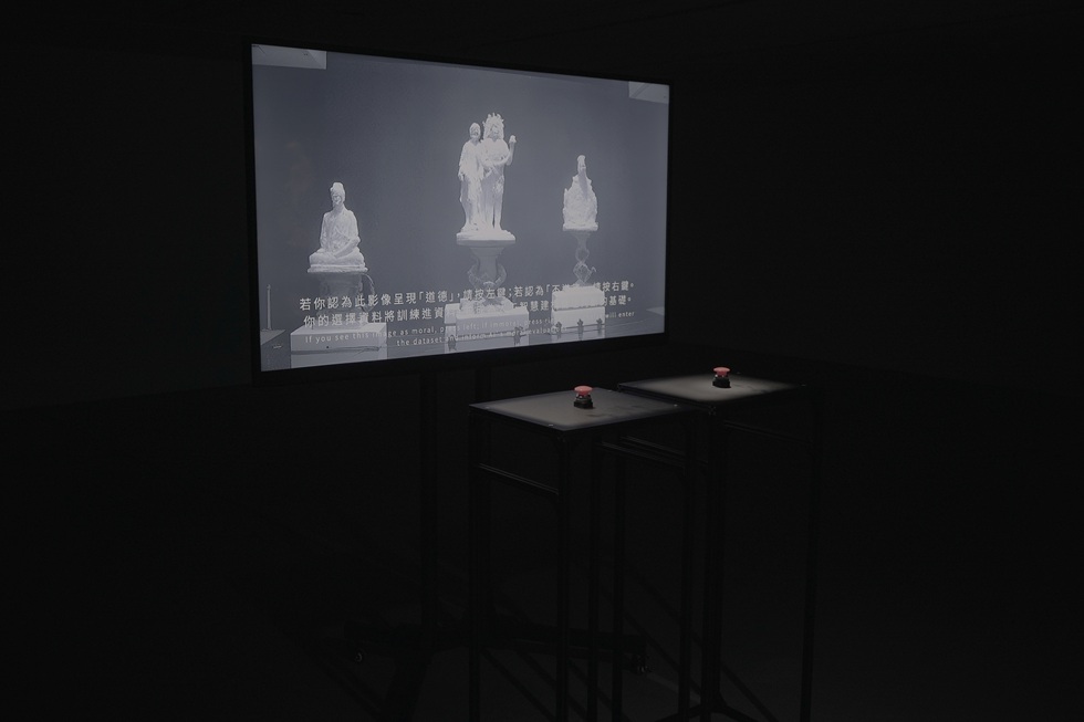 《道德機器》裡的神像被機械平台和不透明的AI系統所控制，也反映了人類自身及道德基礎的有限。（王連晟提供）