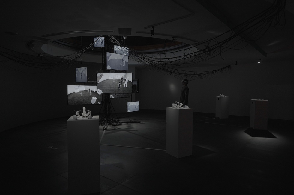 《全域代理》將展場轉化為一個實境遊戲，當觀眾成為玩家，他們的形象、每次的移動，都可能觸發AI代理人的「治理」。（王連晟提供）