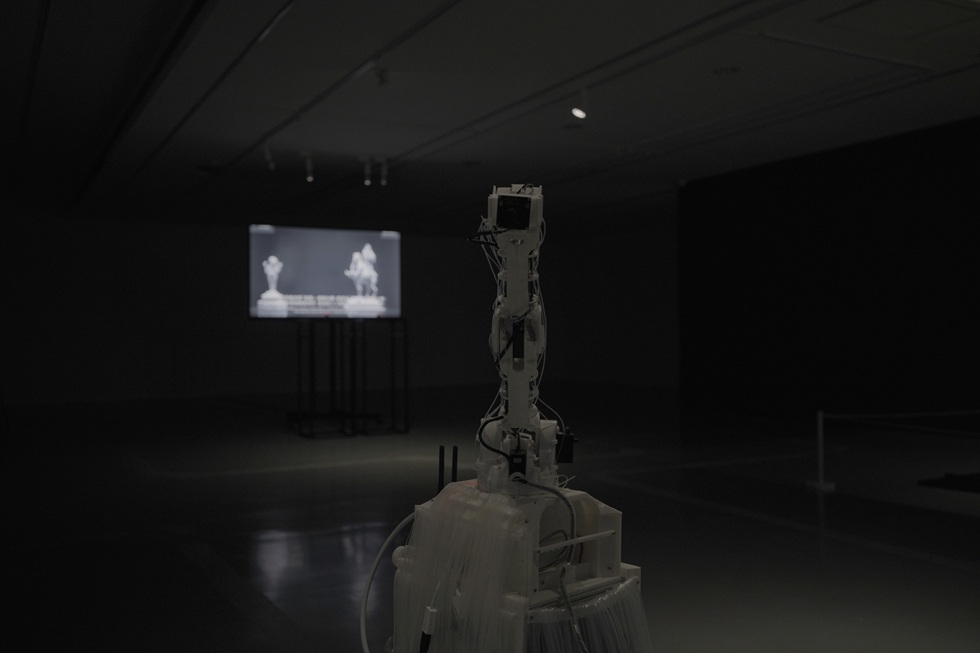 《流變的哨兵》以機器之眼,用「去神經化」的方式觀看展場,再投影出一個令人感到陌生的現場。(王連晟提供)