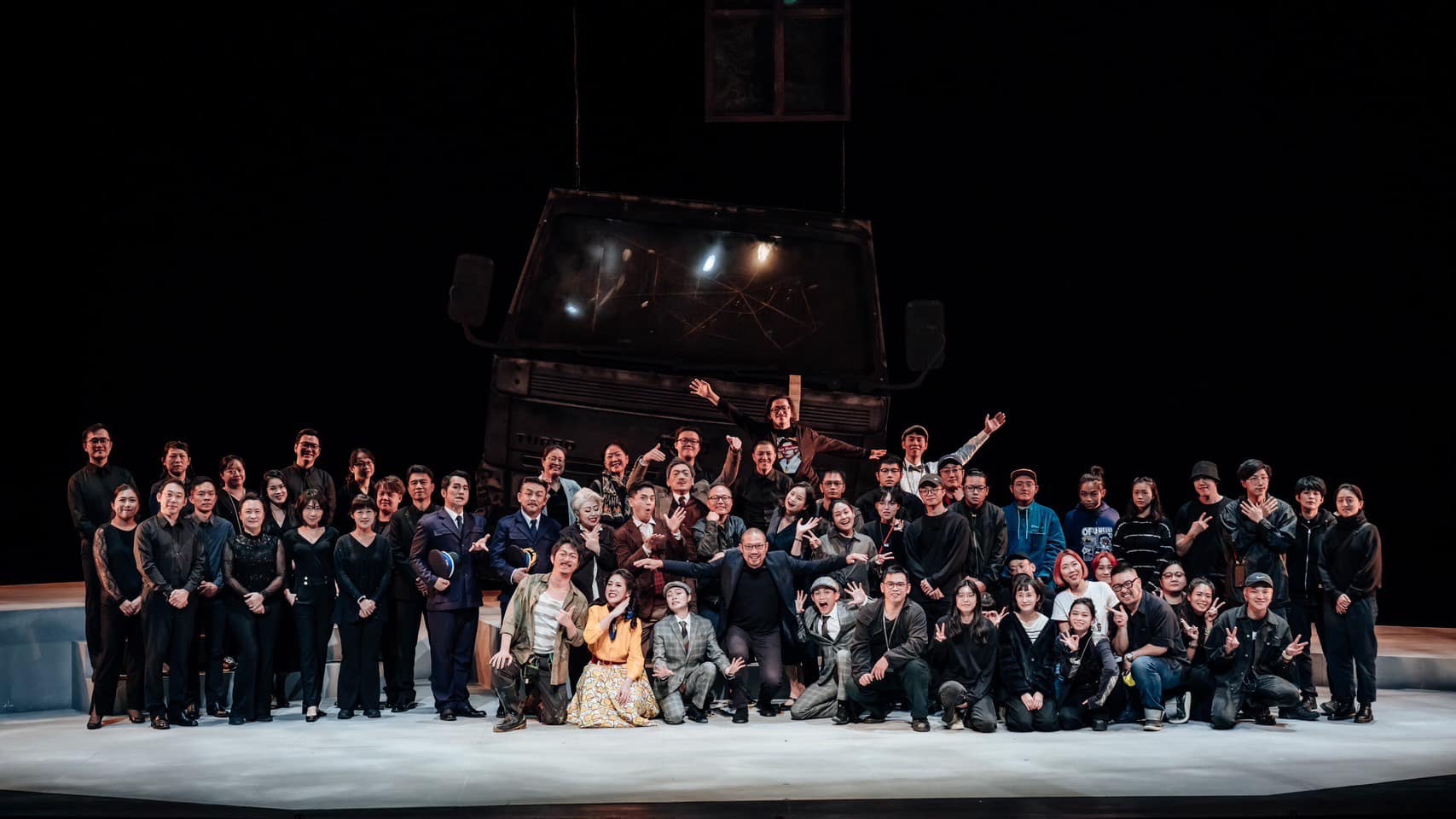 李元貞擔任混種當代歌劇《天中殺》作曲，與創作成員及演出者們合照。