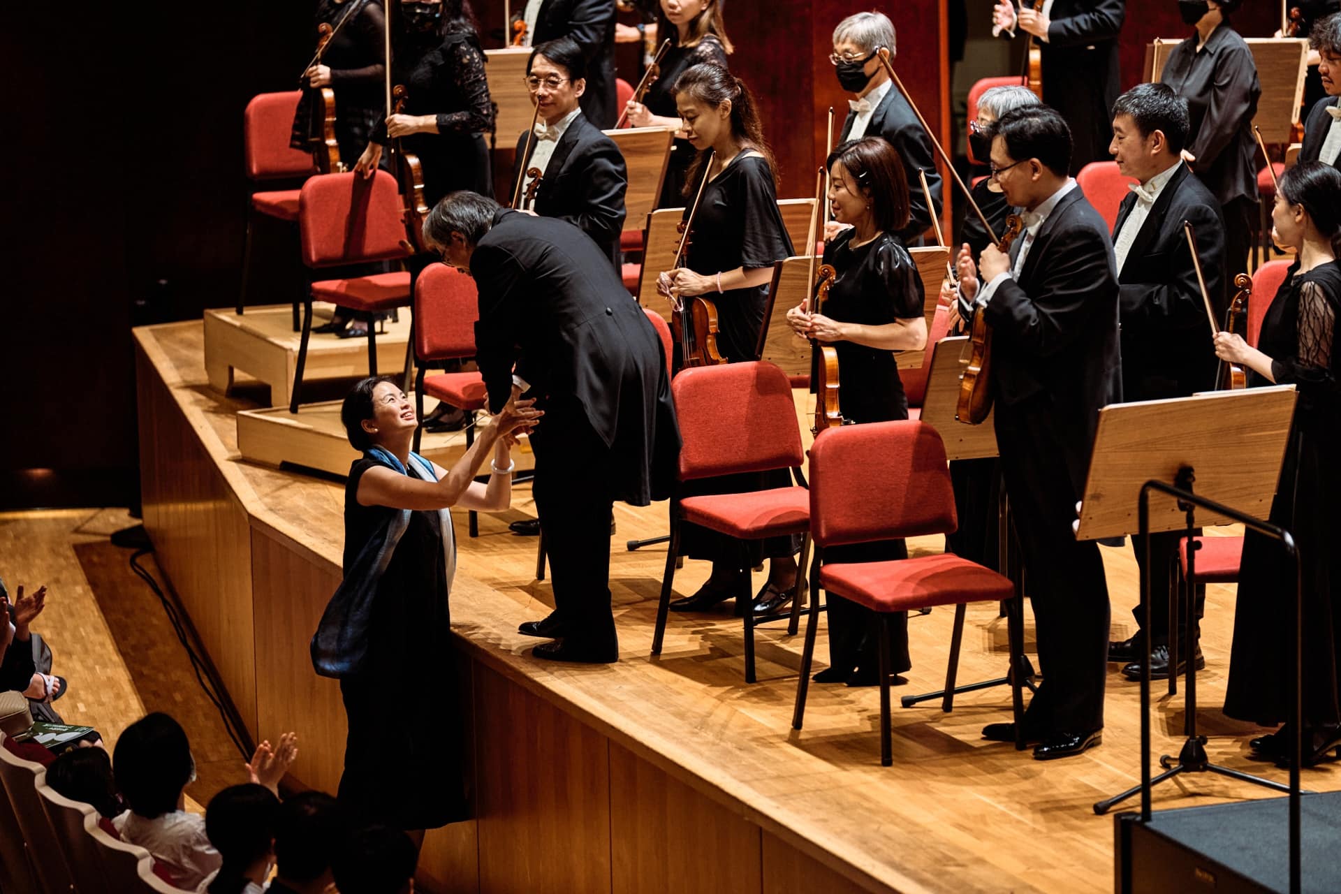 2018年，呂紹嘉指揮國家交響樂團首演李元貞改編自排灣族歌謠的《咿嚕唵》，以管弦樂營造排灣歌樂特色。（攝影／鄭達敬）