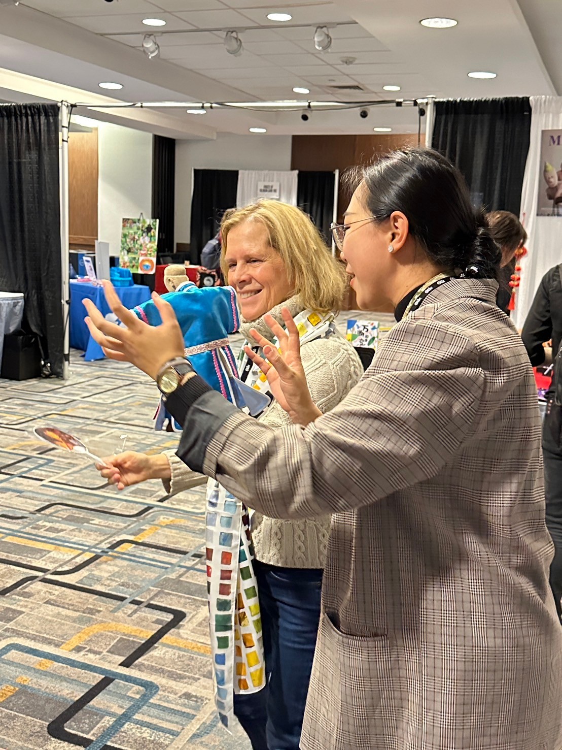 不貳偶劇以布袋戲偶靜態展覽進行對話，向國際友人交流台灣傳統藝術。（郭倩羽提供）