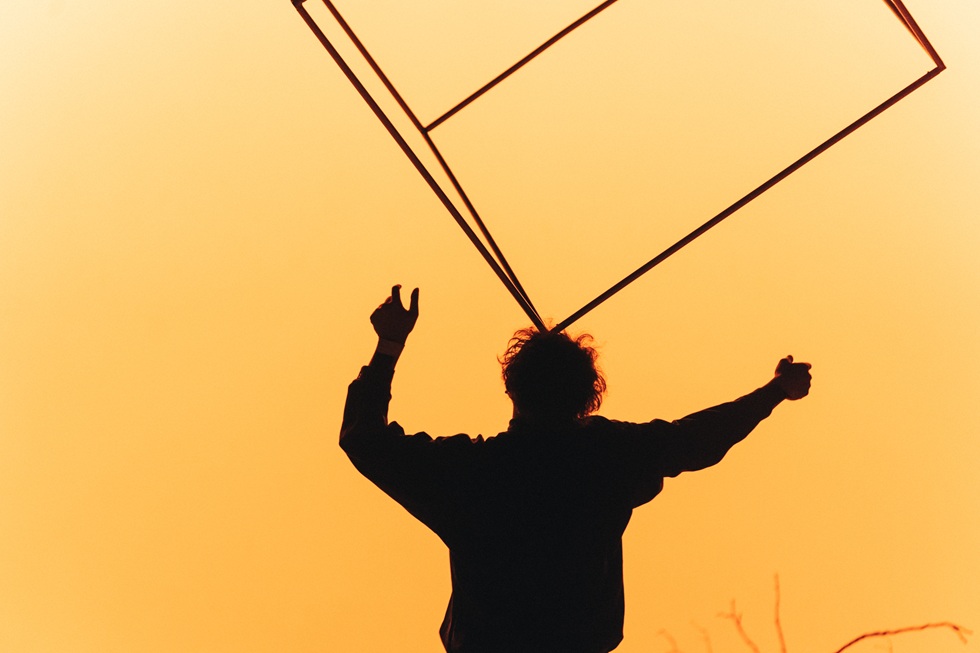 立方體特技,用以暗喻被體制或外在規範所限制。