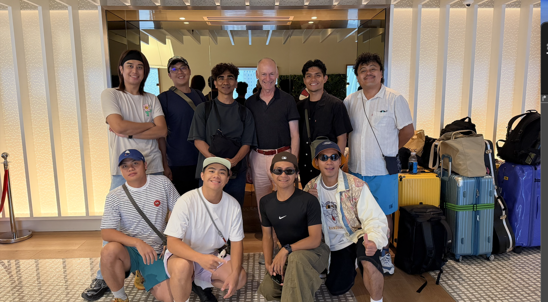 布拉瑞揚舞團成員與Battery Dance Festival藝術總監Jonathan Hollander。（廖詠葳提供）