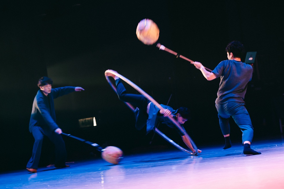 在《Circus Idol》中,馬戲的道具不只是物件,更承載了作品的核心意涵。大環旋轉時的無限循環,隱喻偶像不斷被觀看與消耗的狀態。