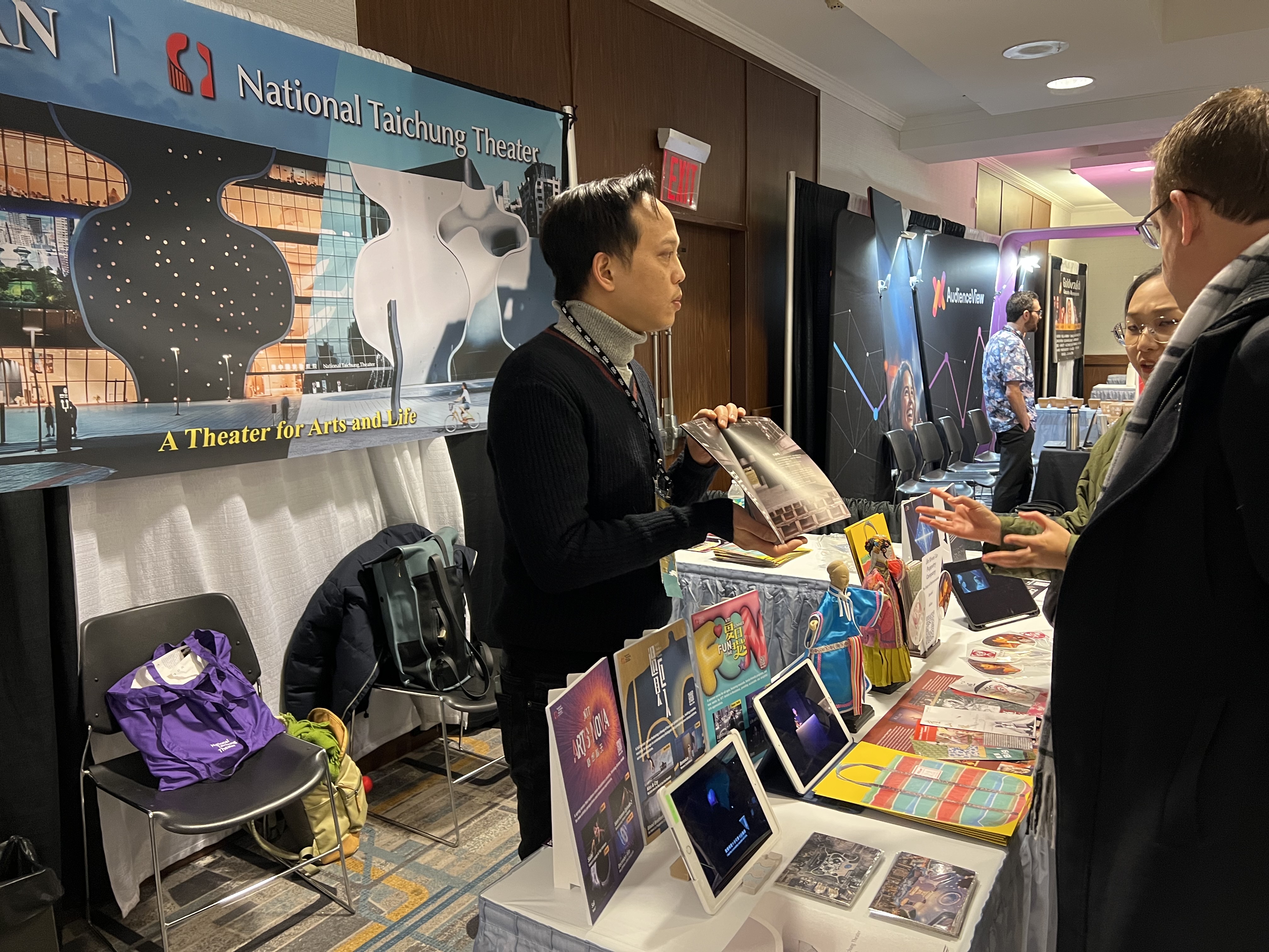 王世偉以真快樂掌中劇團國際巡演顧問的身分參與APAP年會。（王世偉提供）