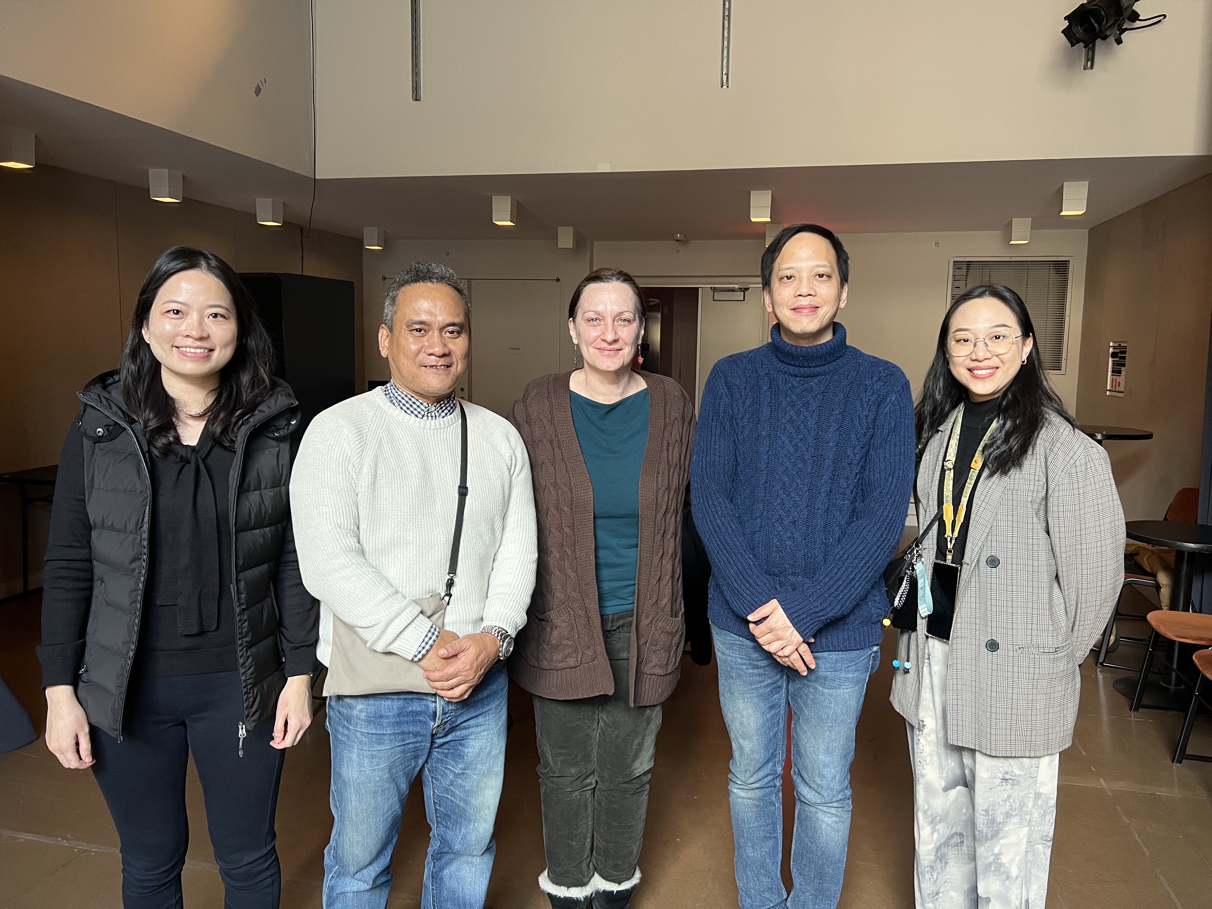 台灣表演藝術團隊成員與La MaMa藝術營運總監Denise Greber。（王世偉提供）