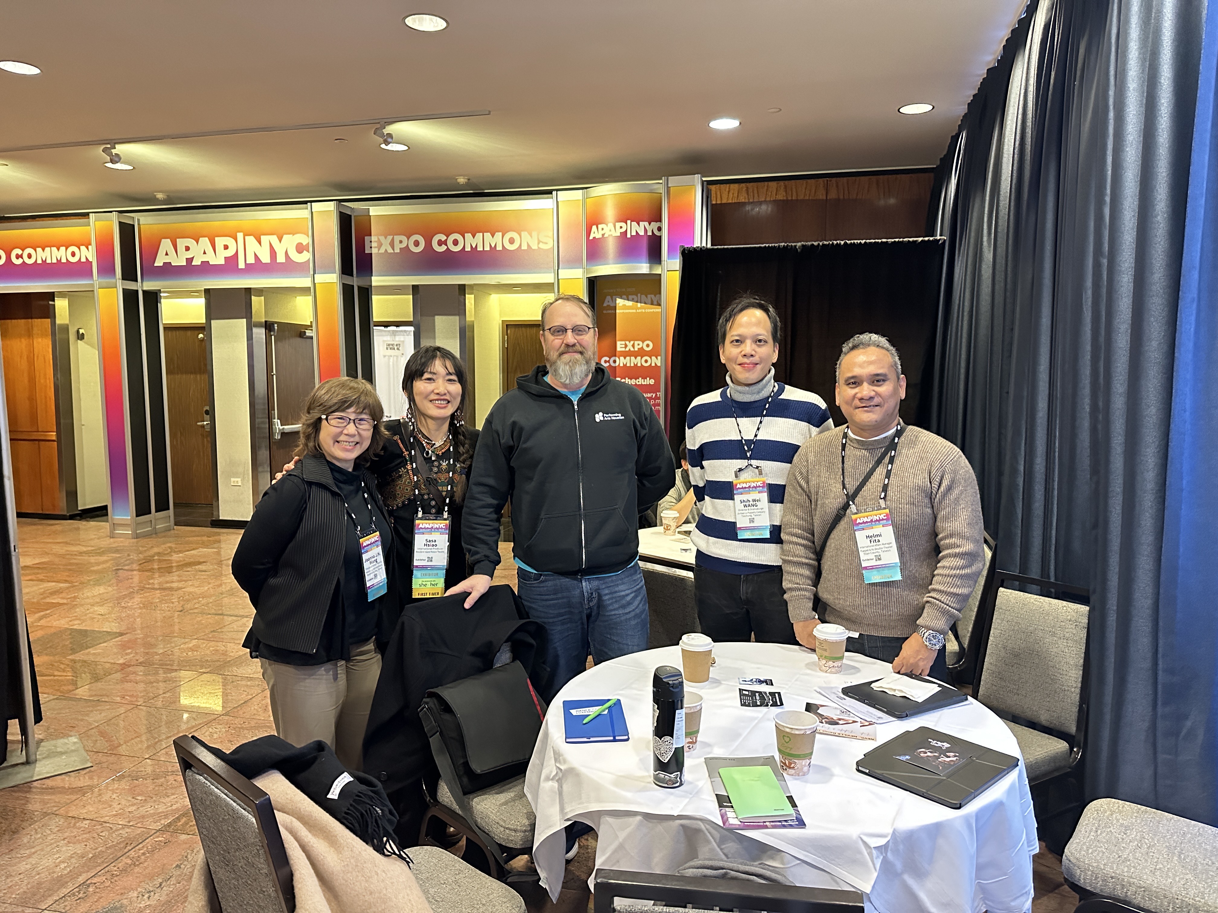 Team Taiwan出擊！台灣表演藝術團隊成員向策展人Lee Strickland介紹台灣表演藝術的多種樣貌。（蕭淑琳提供）