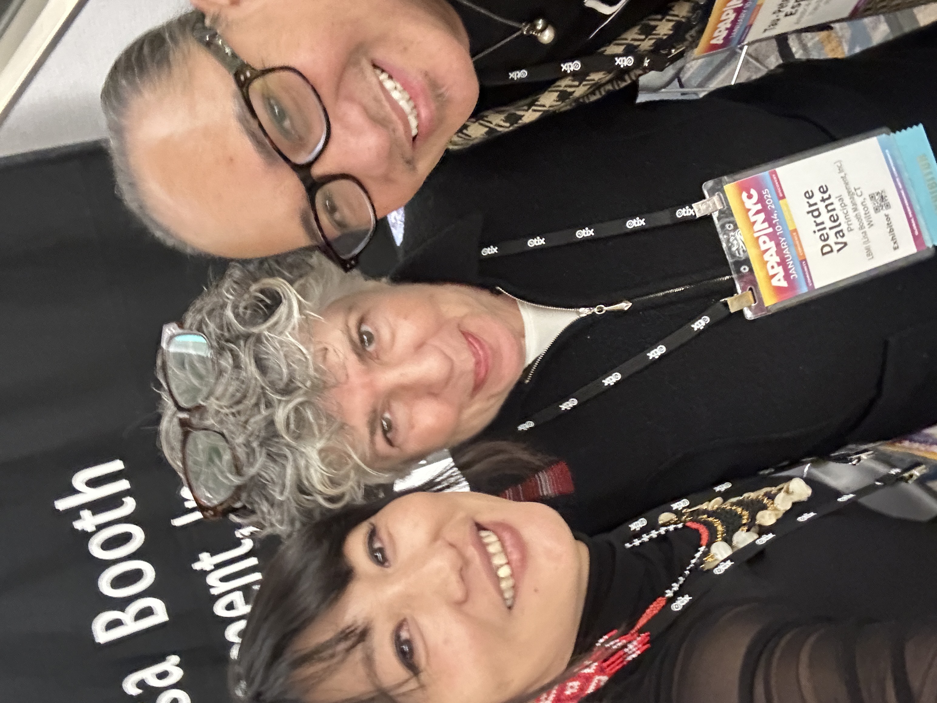 蕭淑琳（右起）與Lisa Booth藝術管理公司總監Deirdre Valente及夏威夷Tau Dance Theatre總監Peter Espiritu相聚留影，兩人皆為滯留島舞蹈劇場於2023年參與Center Stage計畫時結識的好友。（蕭淑琳提供）