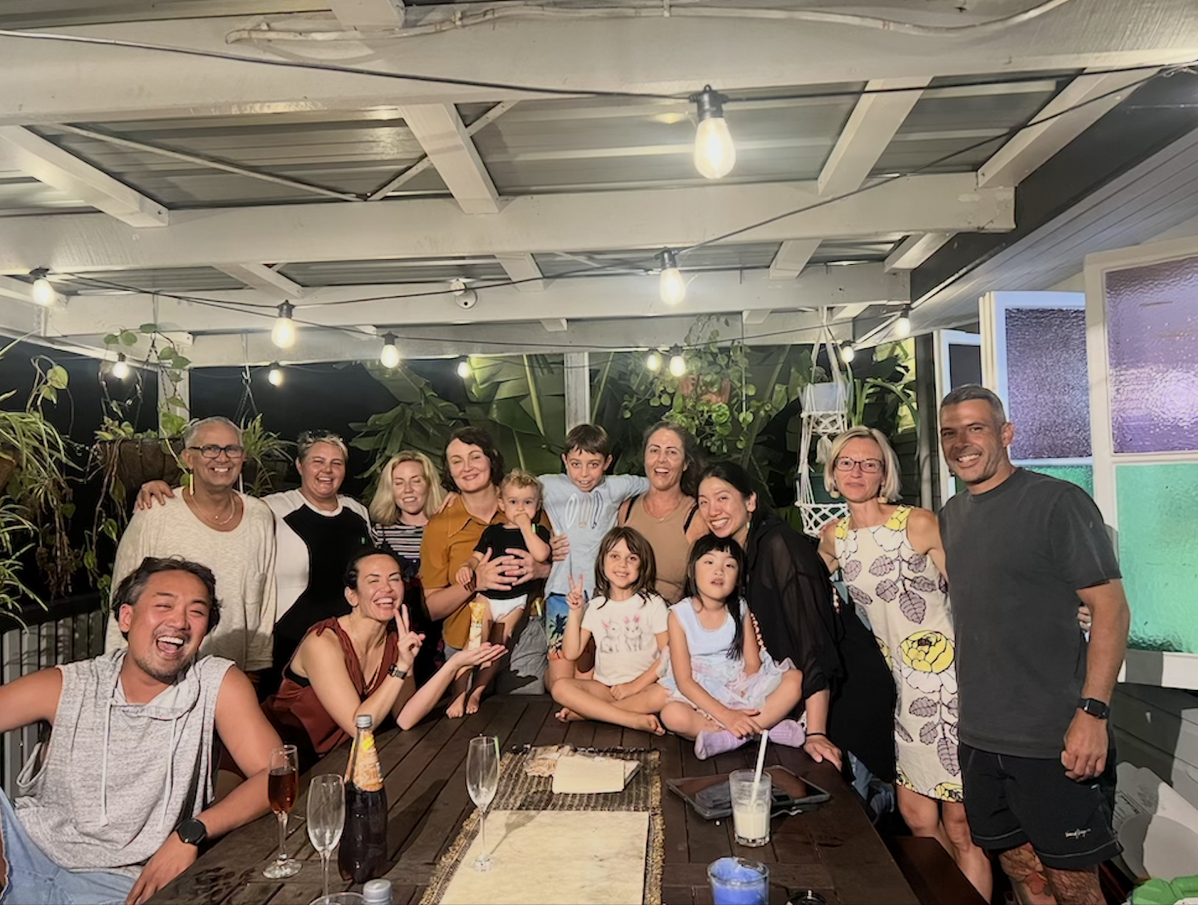 布里斯本最後一天，陳彥斌（左一）受邀參加BlakDance製作人Merindah Donnelly的家庭聚會，與藝術家Gary Lang及跨域創作者Amrita Hepi重逢，並進行深度交流。（陳彥斌提供）