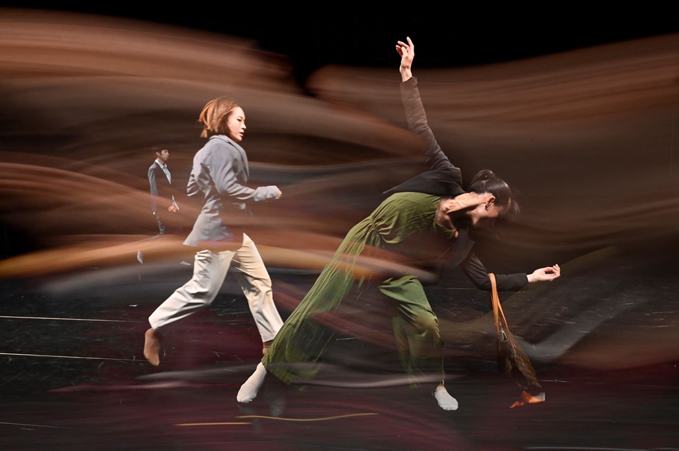 《犁阿卡的回望》融合爵士舞元素，隨著犁阿卡的輪軸開始轉動，如竹溪般潺潺而行的人生旅程也於焉展開。