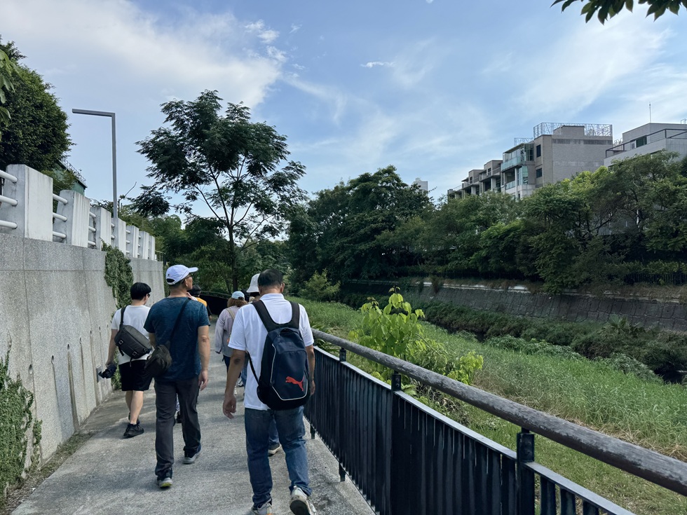 靈龍舞蹈團與文史工作室「府城漫遊」合作,邀請有興趣的民眾展開竹溪踏查之旅。(攝影/梁家綺)