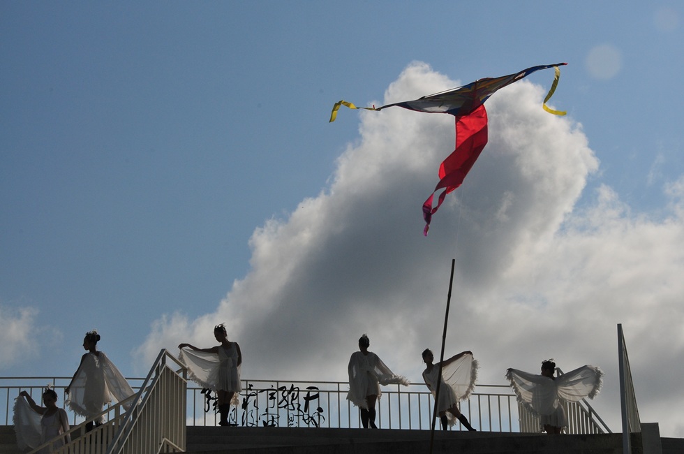 2013年於將軍區香雨書院演出的《在那一片白之上》，是靈龍舞蹈團探索現地環境創作的開始。