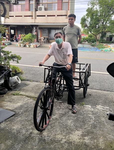 靈龍舞蹈團林錦彰團長試騎犁阿卡。