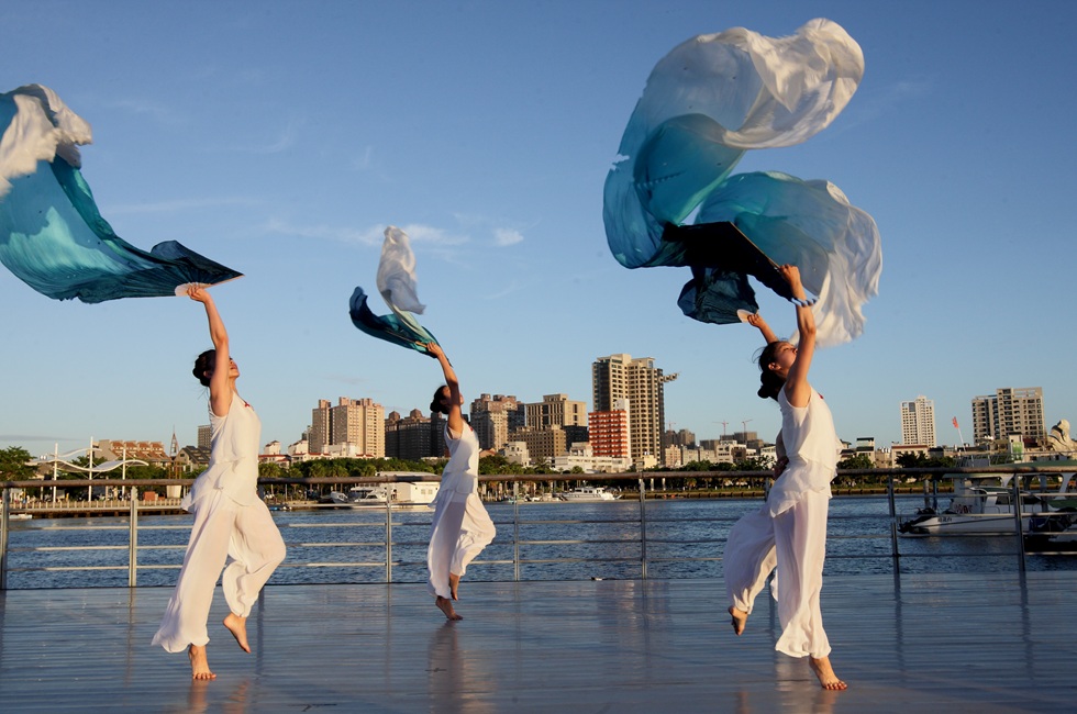 2016年在安平港碼頭演出的《悠遊．水岸》，舞者在遊艇上化身白鷺鷥翩然而至。