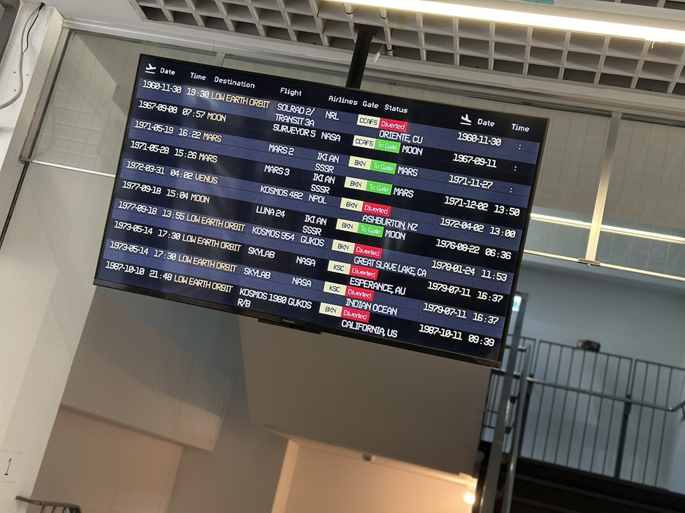 張庭甄《出發——抵達》（2025）以機場航班顯示螢幕的樣貌，播放著太空垃圾們的起降紀錄，在展覽開頭就呈現了機場的意境。（攝影／王欣翮）